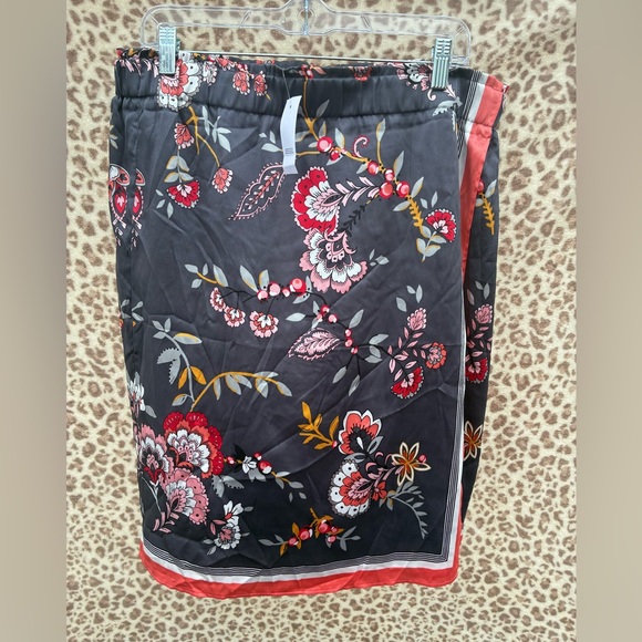 LOFT Dresses & Skirts - LOFT Black Floral Pencil Skirt